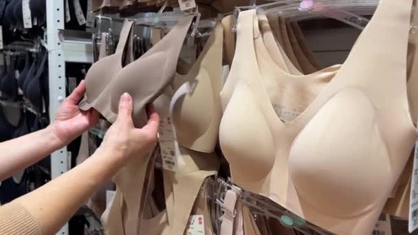 Mississauga Canada Žena Vybírá Spodní Prádlo Obchodě Oblečením Pohyb Zákazníka — Stock video