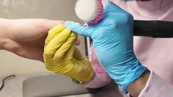 ネイルケアの手順 ネイルサロン 男性のネイティストは女性の爪を磨きます 爪を作る スローモーション マニキュアカッターで爪を磨く ハードウェアマニキュアのマスタークラス ネイルサロン閉鎖 — ストック動画