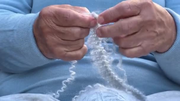 Close Mãos Femininas Mulher Desvendar Camisola Suéter Roupas Feitas Mão — Vídeo de Stock