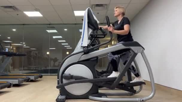 Mulher Meia Idade Vai Uma Máquina Exercícios Elípticos Feliz Mulher — Vídeo de Stock