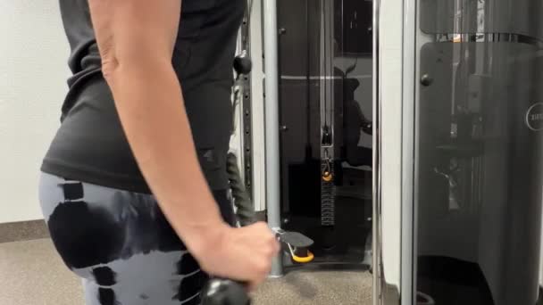 체육관 기계를 그들의 운동에 초점을 피트니스 센터의 현대적인 인테리어가 보입니다 — 비디오