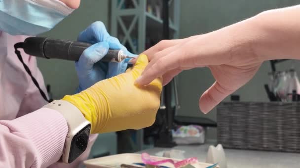 Manicura Ferragens Conceito Cuidados Com Mãos Manicure Remove Cuidadosamente Restos — Vídeo de Stock