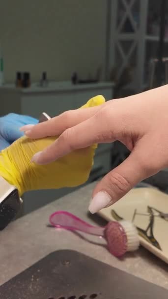 修指甲时间到了美甲师使用指甲文件来塑造指甲 一个专业人员自信的行动 专业指甲护理在行动 强调精准 工艺和对细节的关注 — 图库视频影像