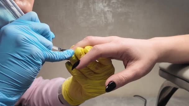 Manicure Applicare Smalto Nero Sulle Unghie Lunghe Una Manicure Copre — Video Stock
