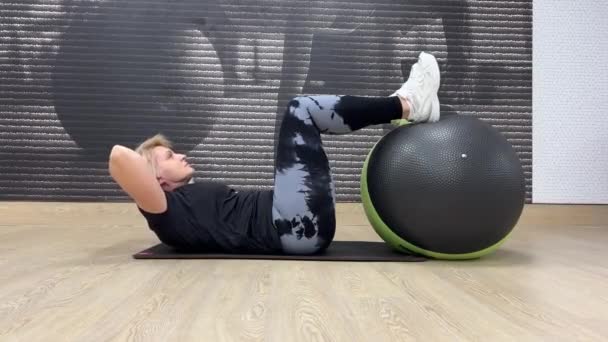Femeia Din Sala Gimnastică Efectuează Exerciții Abdominale Minge Potrivită Întinderea — Videoclip de stoc