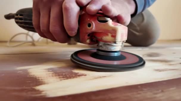 남자의 분쇄기 페인트를 오래된 클로즈업 비디오를 복구합니다 나무로 파케트 지면에 — 비디오
