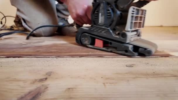 Tischler Arbeitet Mit Holz Kleines Geschäft Handwerkliches Konzept Reparaturarbeiten Einem — Stockvideo