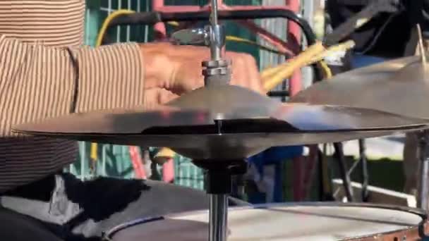 Straßentrommler Schlagzeugsolo Auf Verschwommenem Hintergrund Einer Belebten Stadtstraße Trommlerhände Mit — Stockvideo