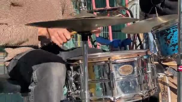 ミュージシャンは古いドラムを巧みに演奏している ドラマーの手がビートを打ち負かした ソロストリートドラマー — ストック動画