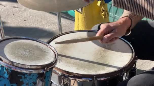 Toronto 2023 Drummers Handen Met Drumstokken Close Zonlicht Verlicht Handen — Stockvideo
