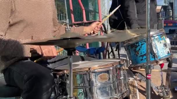 Toronto 2023 Muzyk Pasją Gra Perkusji Świeżym Powietrzu Narzędzia Retro — Wideo stockowe