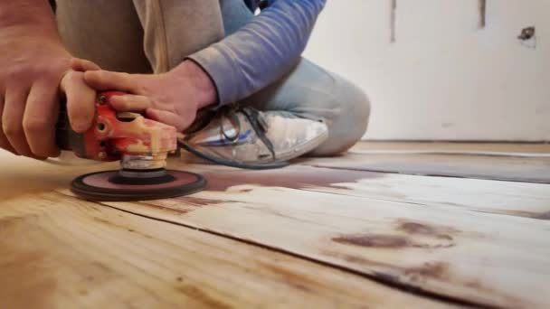 ダイナミックハンドの動きとほこり パワーツールを使用した木製の床の修理作業 アパートのリニューアル 古い木の表面を処理する 粉砕機のクローズアップビデオを備えた床をサンディング クローズアップ — ストック動画