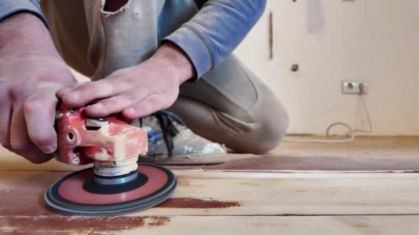 Rekonstruktion Des Holzfußbodens Entfernen Der Alten Farbe Von Der Holzoberfläche — Stockvideo