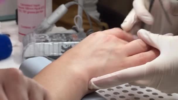 Vernieuwing Van Manicure Een Nagelsalon Goed Verzorgde Klant Hand Close — Stockvideo