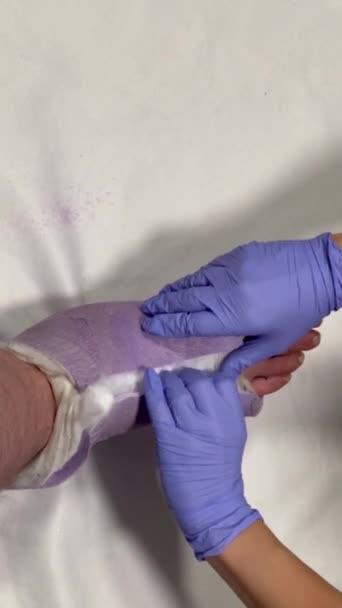 Handen Van Een Arts Blauwe Handschoenen Een Witte Achtergrond Vakkundig — Stockvideo