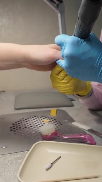 Kosmetische Maniküre Nägel Polieren Mit Einem Maniküre Cutter Der Meister — Stockvideo