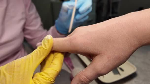 Klasik Manikür Bir Kadının Elinin Yakın Çekimi Tırnak Eti Düzeltmesi — Stok video