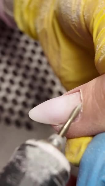 キューティクル領域でのマニキュアのプロセス ネイルプレートを研磨する男 マニキュアプロセスの垂直詳細なビデオ — ストック動画