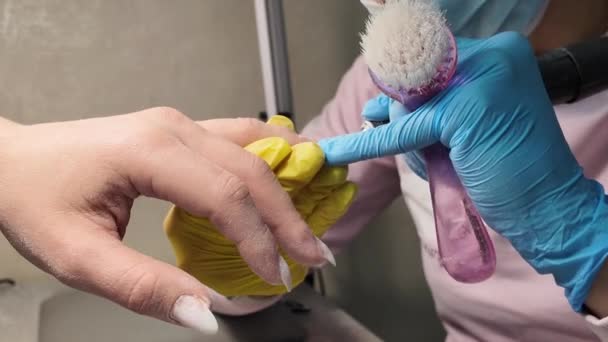 ネイルケアの手順 ネイルサロン 男性のネイティストは女性の爪を磨きます 爪を作る スローモーション マニキュアカッターで爪を磨く ハードウェアマニキュアのマスタークラス ネイルサロン閉鎖 — ストック動画
