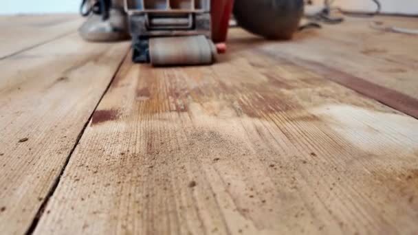 木地板修复的动态 砂磨机为去除旧地板漆而做的工作 木制表面的翻新 现代翻新 在地板上涂上磨床特写视频 — 图库视频影像