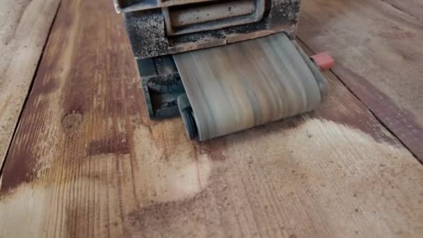 床の砂 粉砕車輪 電気粉砕機 古いペンキの床のクリーニング 改装が付いている粉砕機 スローモーション — ストック動画