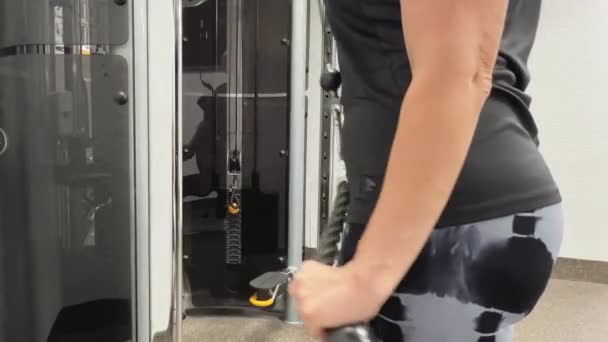 Μια Γυναίκα Ετών Στο Γυμναστήριο Εκπαιδεύει Τους Μύες Του Χεριού — Αρχείο Βίντεο