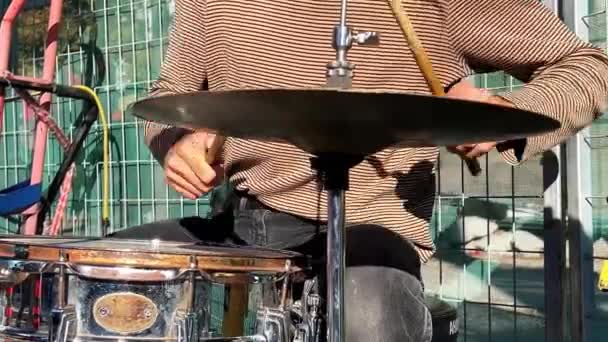 Close Van Een Drummer Handen Beweging Bekkens Bespelen Snaredrum Buiten — Stockvideo