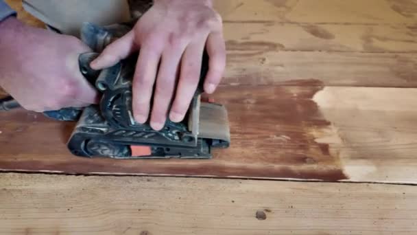 Reparatie Van Een Houten Vloer Met Behulp Van Een Schuurmachine — Stockvideo