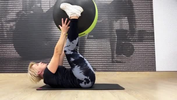 Spor Salonundaki Kadın Karın Egzersizlerini Formda Bir Topla Yapıyor Geniş — Stok video