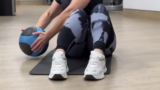 Žena Středního Věku Věnuje Fitness Žena Provádí Břišní Cvičení Fit — Stock video