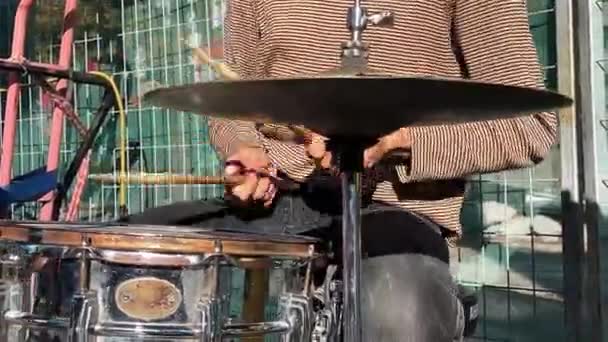 Batterista Mani Sapientemente Manovrando Bastoni Con Particolare Attenzione Piatti Lucidi — Video Stock
