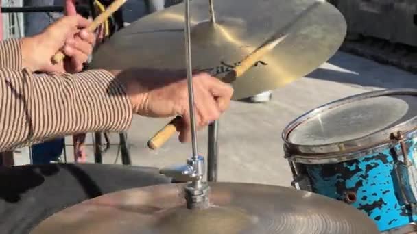 Toronto 2023 Muzyk Uliczny Ręce Perkusistów Bliska Światło Słoneczne Oświetla — Wideo stockowe