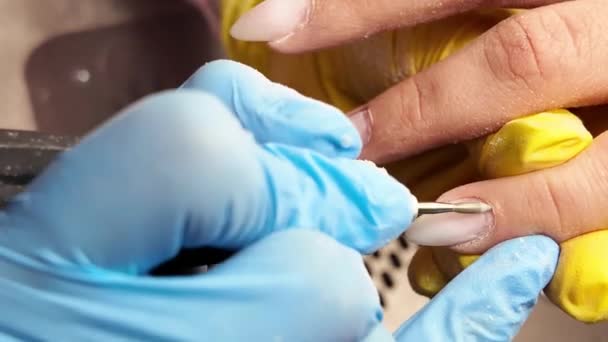 Een Manicure Snijdt Nagelriem Door Nagelverzorging Een Schoonheidssalon — Stockvideo