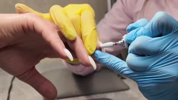 Profesjonalny Manicure Szczegółowy Film Bliska Usunięciu Warstwy Lakieru Żelowego Stylowy — Wideo stockowe