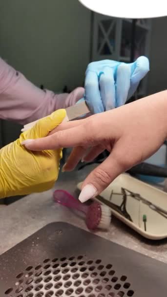 Manicure Salonie Kosmetycznym Gwóźdź Artysta Kształtuje Paznokcie Pilnikiem Paznokci Pewne — Wideo stockowe