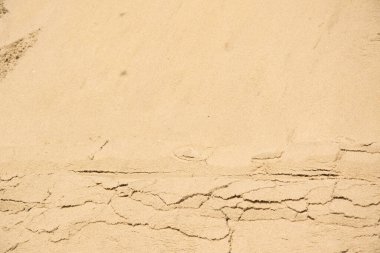 Görünür çatlaklarla bronzlaşmış kumların yakın plan görüntüsü..