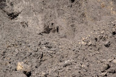 Yığının içindeki koyu kahverengi toprağın dokusunu ve bileşimini gösteren yakın plan bir görüntüsü..