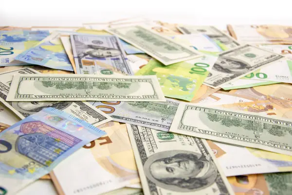 Çeşitli Amerikan doları ve avro banknotlarının yakın plan çekimi..