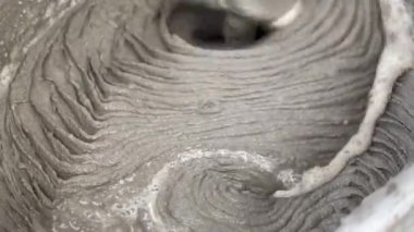 Bir inşaat sahasında kum, çakıl, su ve çimento karışımının güçlü bir temel oluşturması için hazırlanıyor..