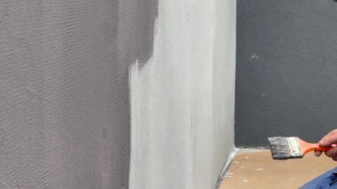 Becerikli eller kuvars duvarına yeni bir ceket uygular, çağdaş bir düzende yenileme işlemi sırasında teknikleri ve araçları sergiler.