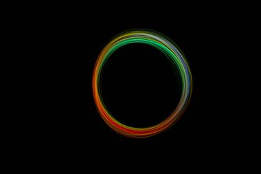 Karanlık bir arkaplan karşısında canlı bir ışık çemberi belirir, dinamik renkler gösterir ve şaşırtıcı bir görsel etki yaratır..