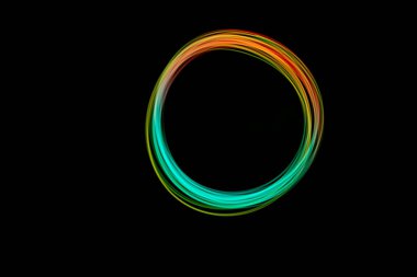 Hareketli, hareketli bir ışık çemberi karanlık bir bölgeyi aydınlatır, yaratıcılığı ve hareketin güzelliğini büyüleyici bir şekilde gösterir..