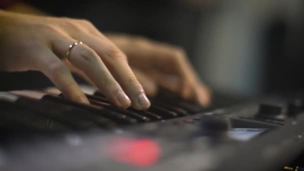 Soft Focus 作曲家の手によってピアノ シンセサイザー 電子ピアノキーボードが演奏される コンサートでの演奏 音楽家が演奏する 男性手はピアノの電子キーボードで演奏 — ストック動画