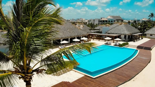 Luxe Vakantie Resort Met Wit Zandstrand Luxe Zwembad Hoge Palmen — Stockfoto