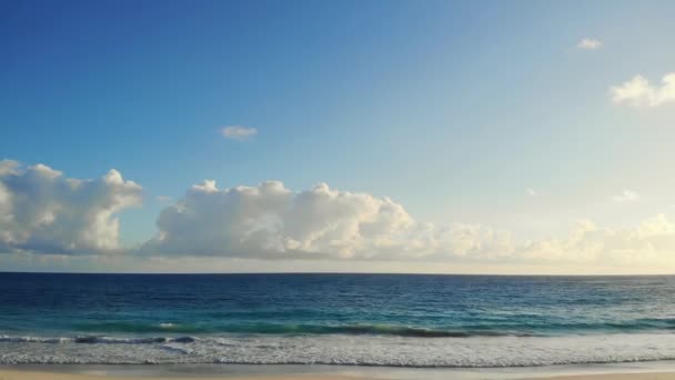 Meer Und Himmel Hintergrundlandschaft Meeresküste Mit Wellen Schaumige Meereswellen Wälzen — Stockvideo