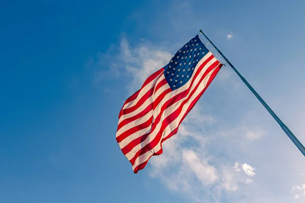 Американский Флаг Сша Флагштоке Машущем Ветру Флаг Сша Размахивает Флагом — стоковое фото