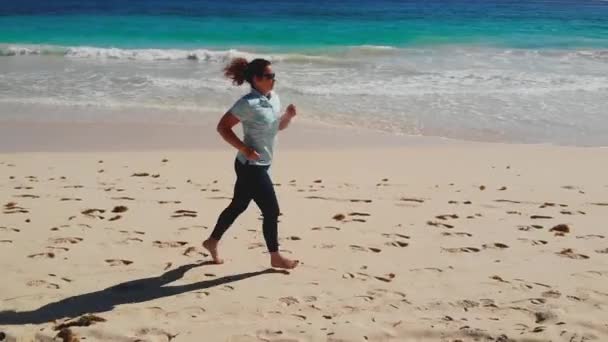 Fitness Kadını Denizde Sabah Koşusu Sahilde Spor Kıyafetleriyle Koşan Genç — Stok video