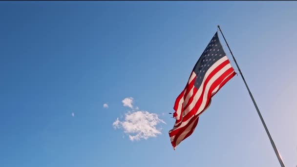 Прапор Сша Флагштоку Розмахуючи Вітром Проти Ясного Блакитного Неба Сонячний — стокове відео