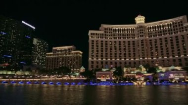 Las Vegas, Nevada - Nisan 2017: gece Bellagio çeşme su gösterisi. Las Vegas 'taki Bellagio Oteli ve Kumarhanesi' nin yakınında çalışan fıskiyeler. Las Vegas 'ta Bellagio Oteli yakınlarında panoramik saldırı