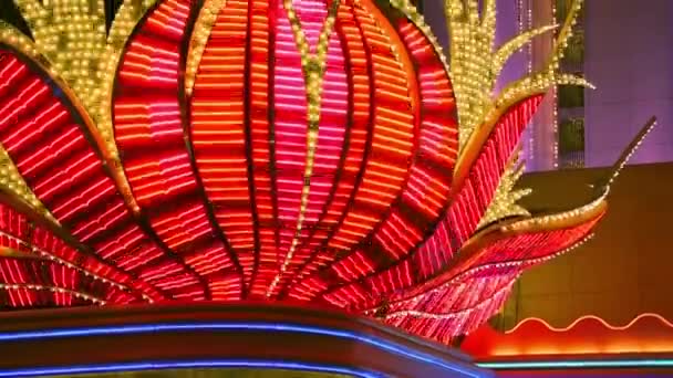 拉斯维加斯的霓虹灯特写 霓虹闪烁的灯光拉斯维加斯赌场 著名的拉斯维加斯大道上闪烁耀眼的霓虹灯光 明亮的夜晚娱乐和广告在度假村酒店和赌场 — 图库视频影像